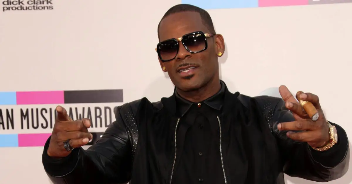 R. Kelly i en jumpsuit