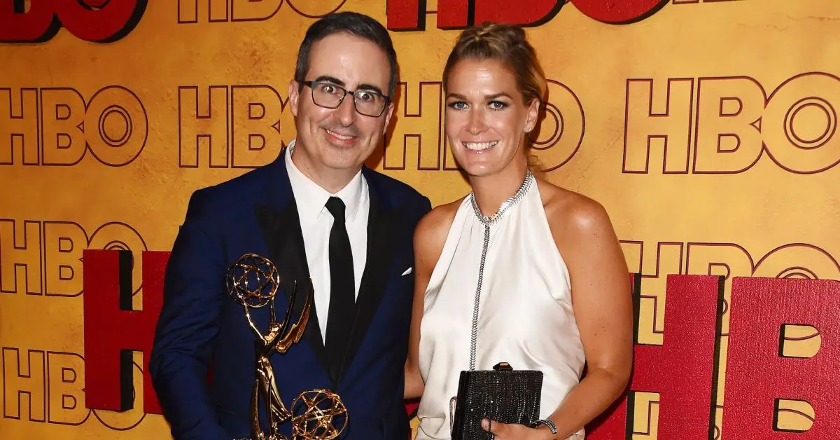 John Oliver og Kate Norley efter at han vandt en Emmy
