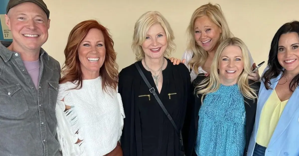 Le casting de Sabrina l'apprentie sorcière posant pour une photo