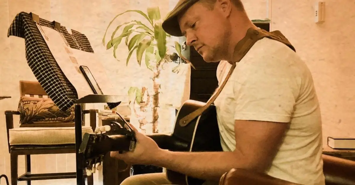 Nate Richert joue de la guitare