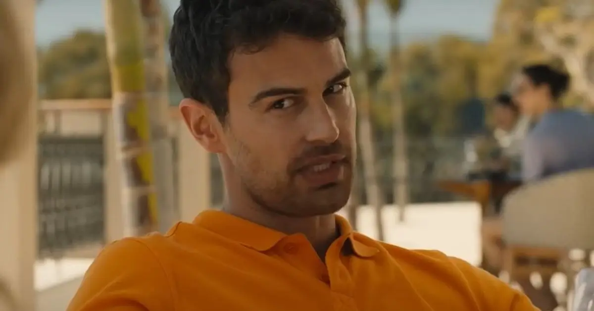 Theo James na fotografii z filmu Biely lotos