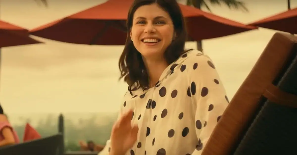 Alexandra Daddario v scéne z Bieleho lotosu