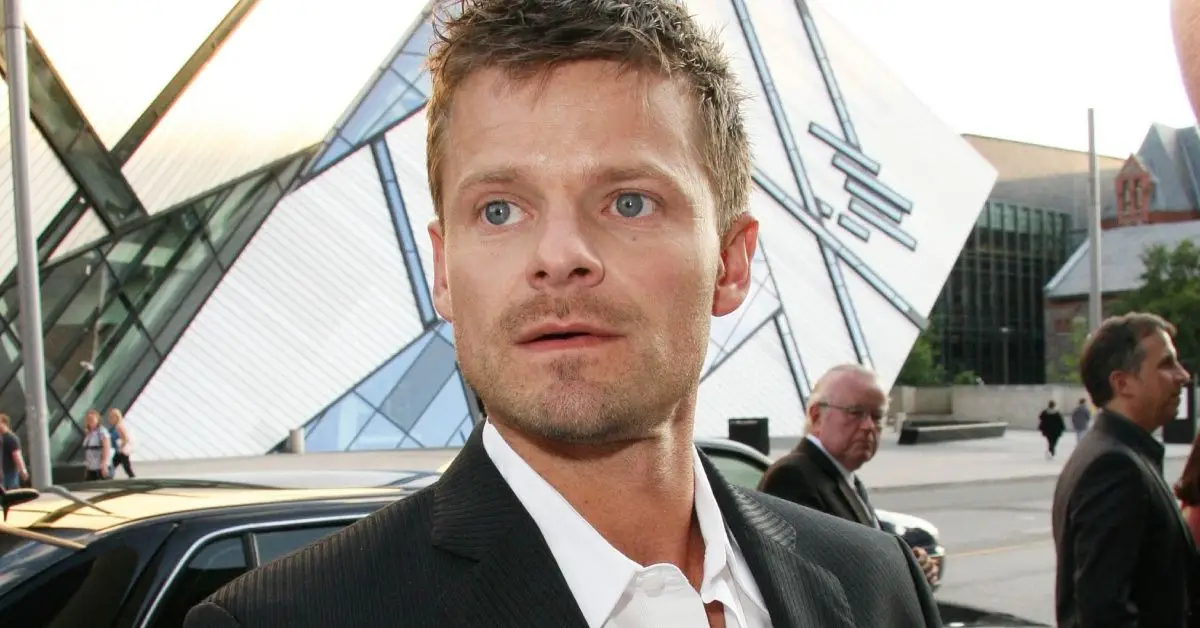 Z dohľadu Steve Zahn mladý červený koberec