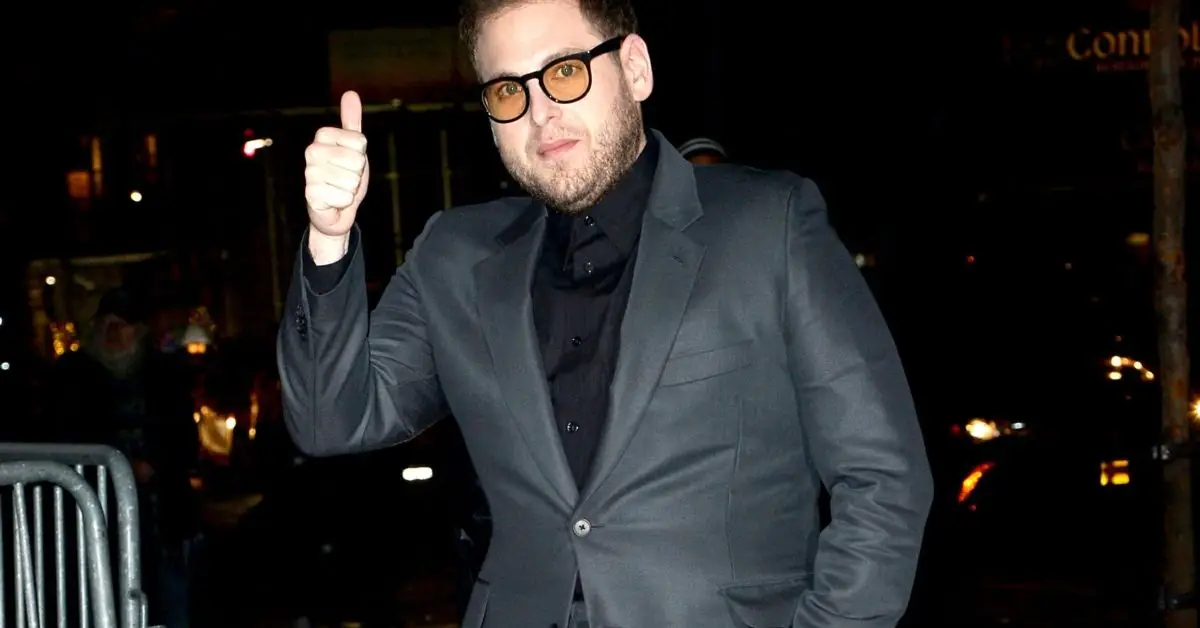 Jonah Hill caminando