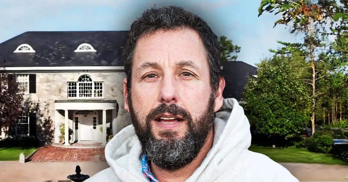 Adam Sandler davant d'una casa