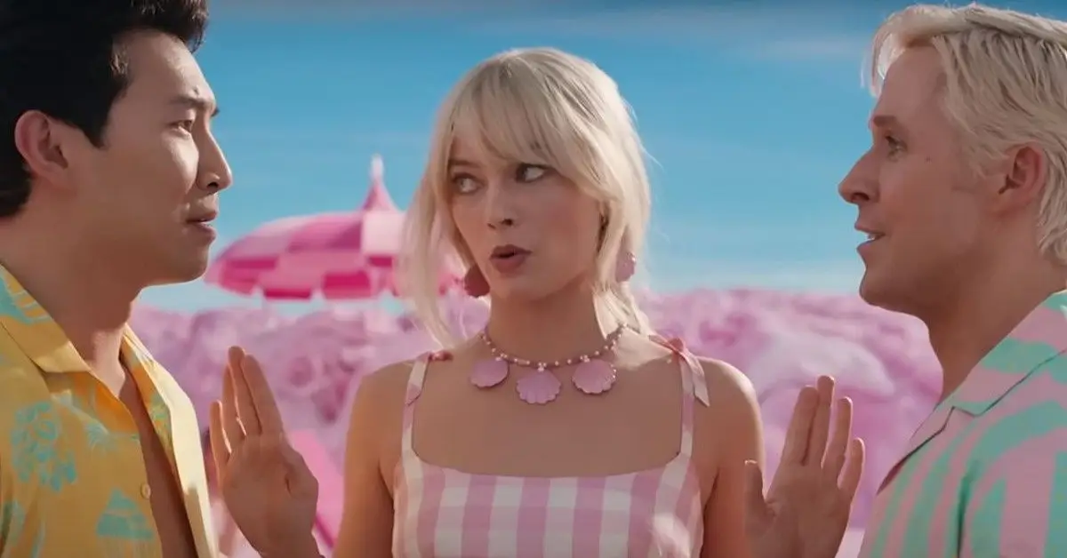Ryan Gosling, Margot Robbie e Simu Liu in una foto di Barbie