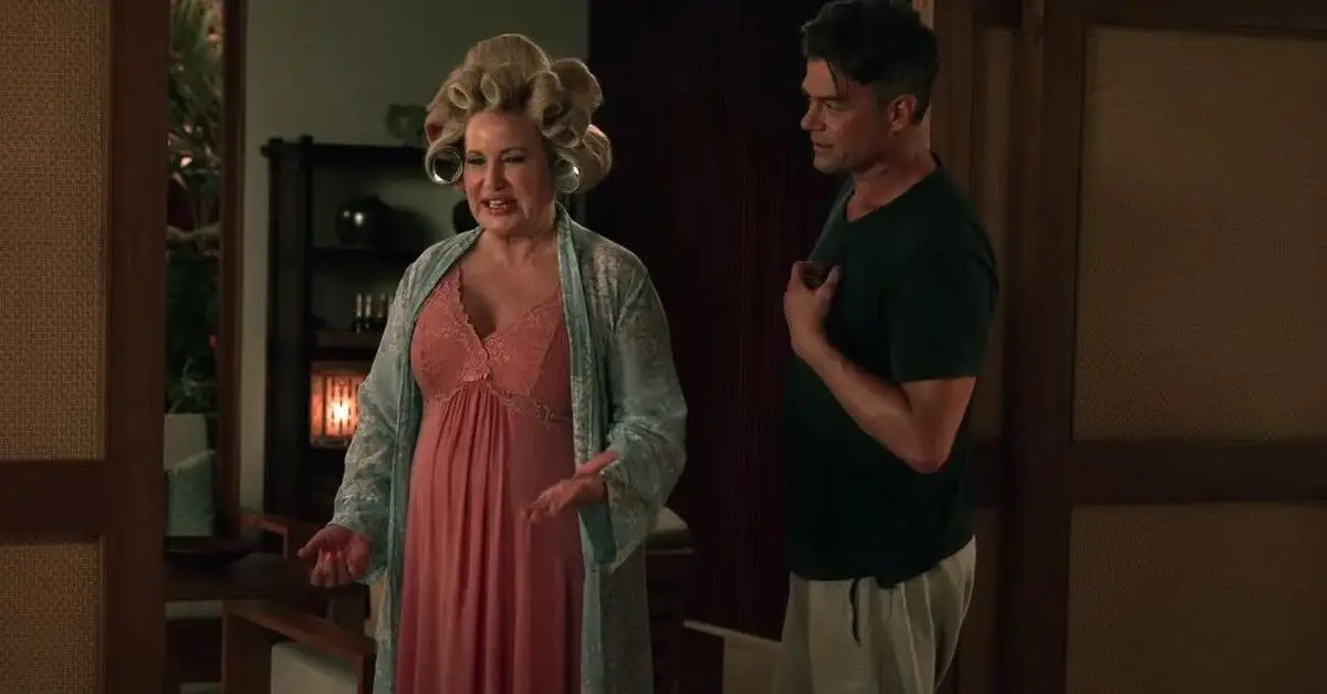 Jennifer Coolidge a Josh Duhamel v zábere z Shotgun Wedding