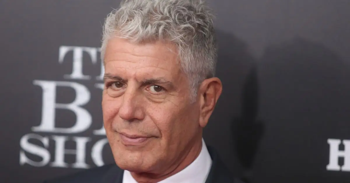 udalosť,príchody,blazer,kravata,príchod,oblek,premiéra,premiéra filmu,červený koberec,premiéra filmu,premietanie filmu,premietanie filmu,príchod,zapínanie na gombíky