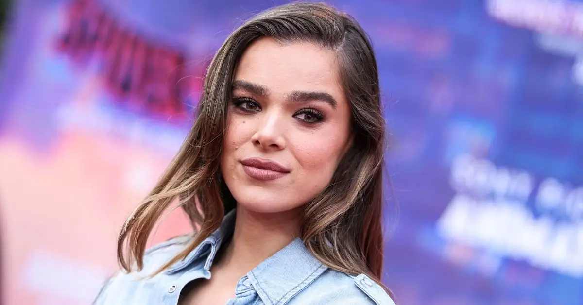 Hailee Steinfeld sourit à l'avant-première d'un film