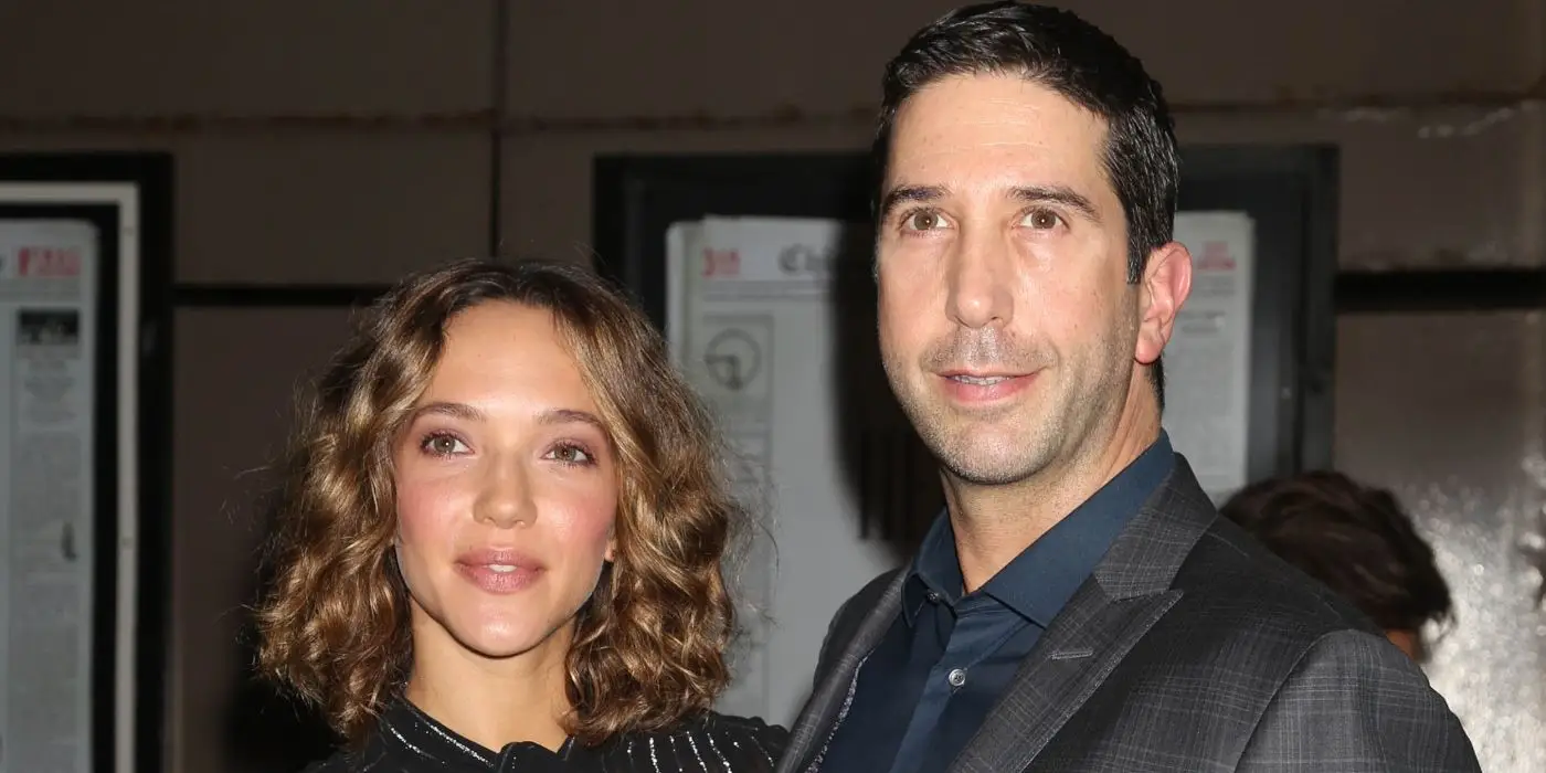 David Schwimmer i Zoe Buckman na czerwonym dywanie
