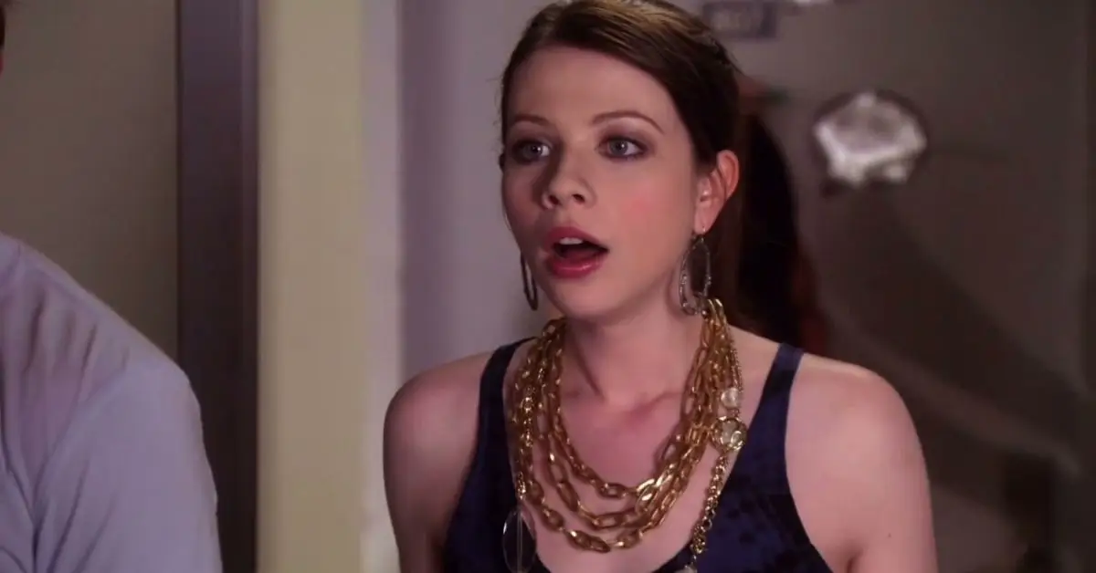 ゴシップガールで誰かと話すジョージナ・スパークス