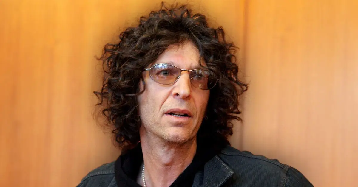 Howard Stern wygląda na zaskoczonego