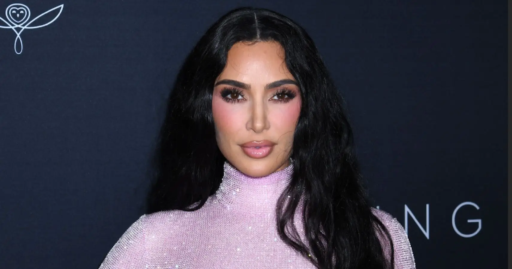 Kim Kardashian indossa un abito rosa