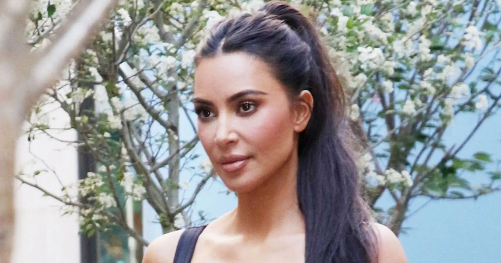 Kim Kardashian distoglie lo sguardo dalla telecamera