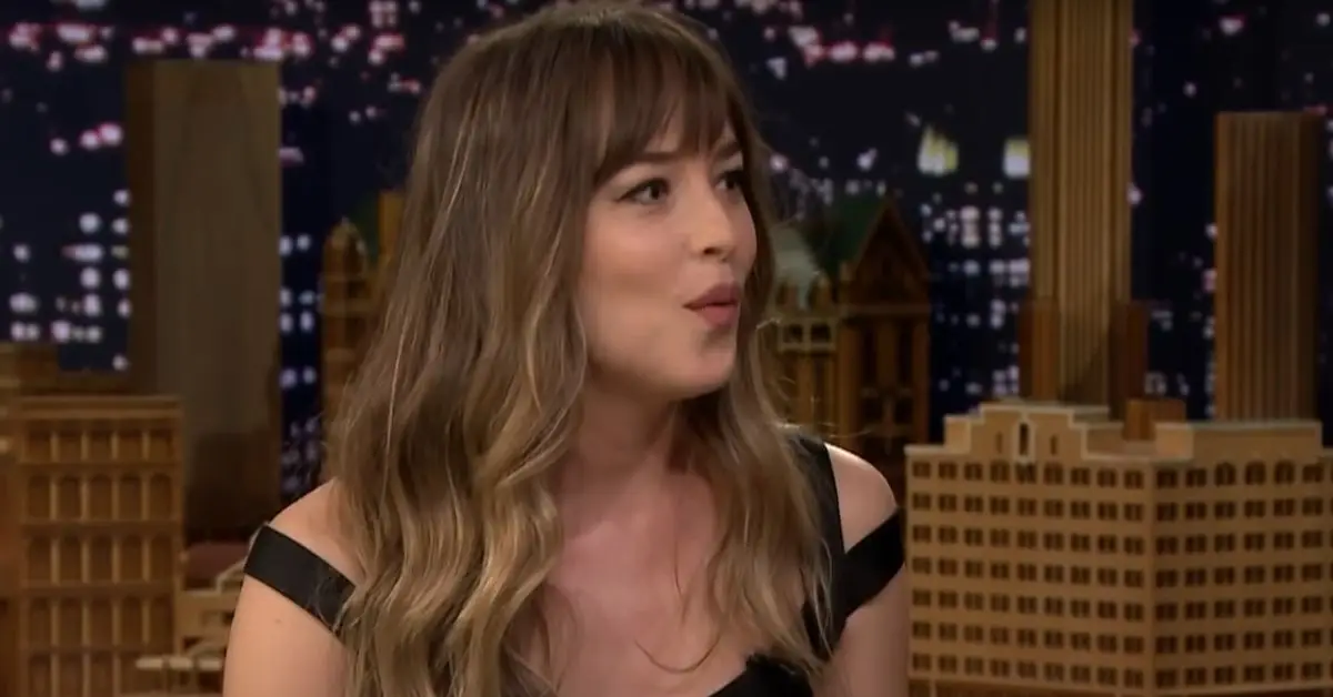 Dakota Johnson parecendo frustrada no The Tonight Show