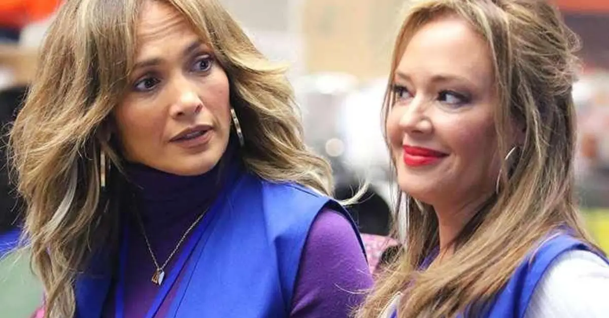 Jennifer Lopez som Maya och Leah Remini som Joan i andra akten