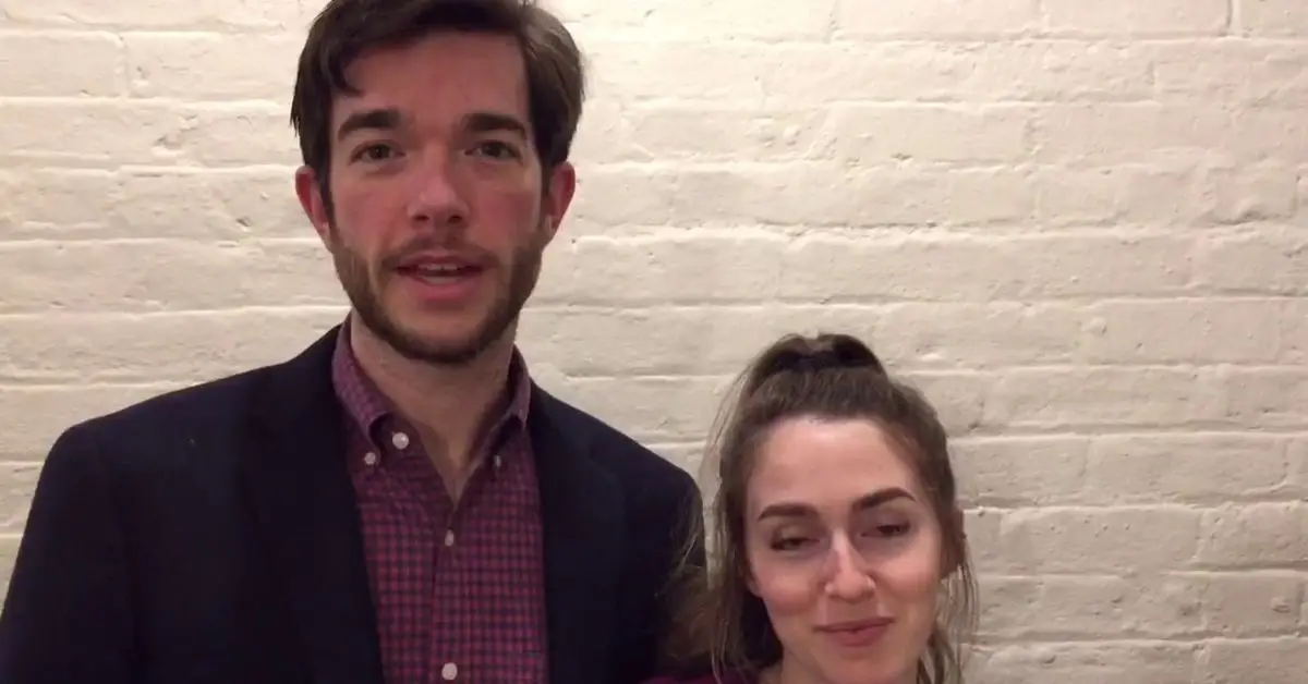 John Mulaney a Anna Marie Tendler společně pózují
