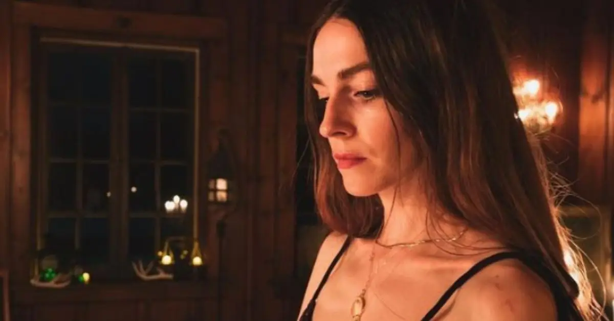 Anna Marie Tendler zírá na podlahu