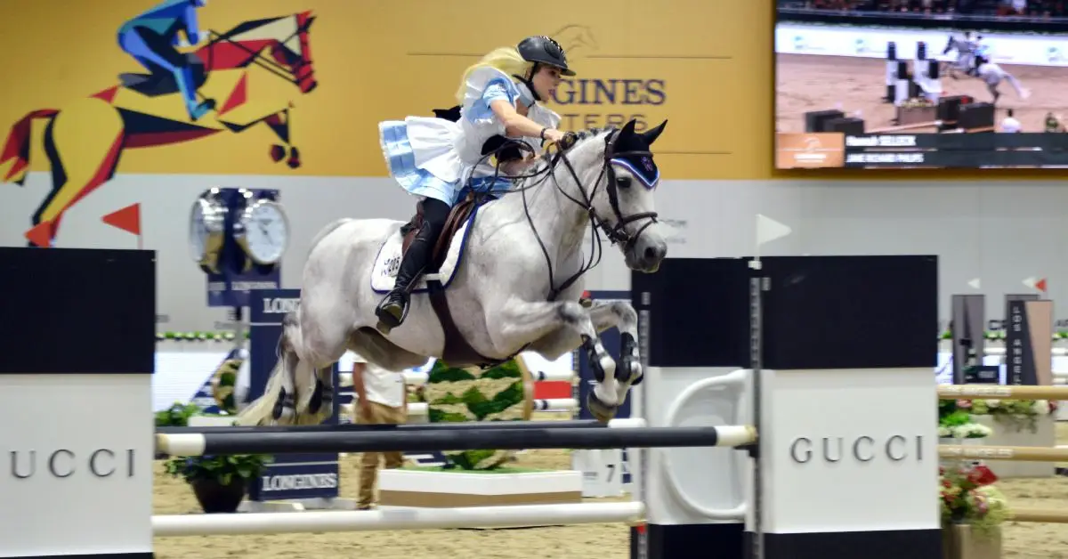 Hannah Selleck saltant a cavall