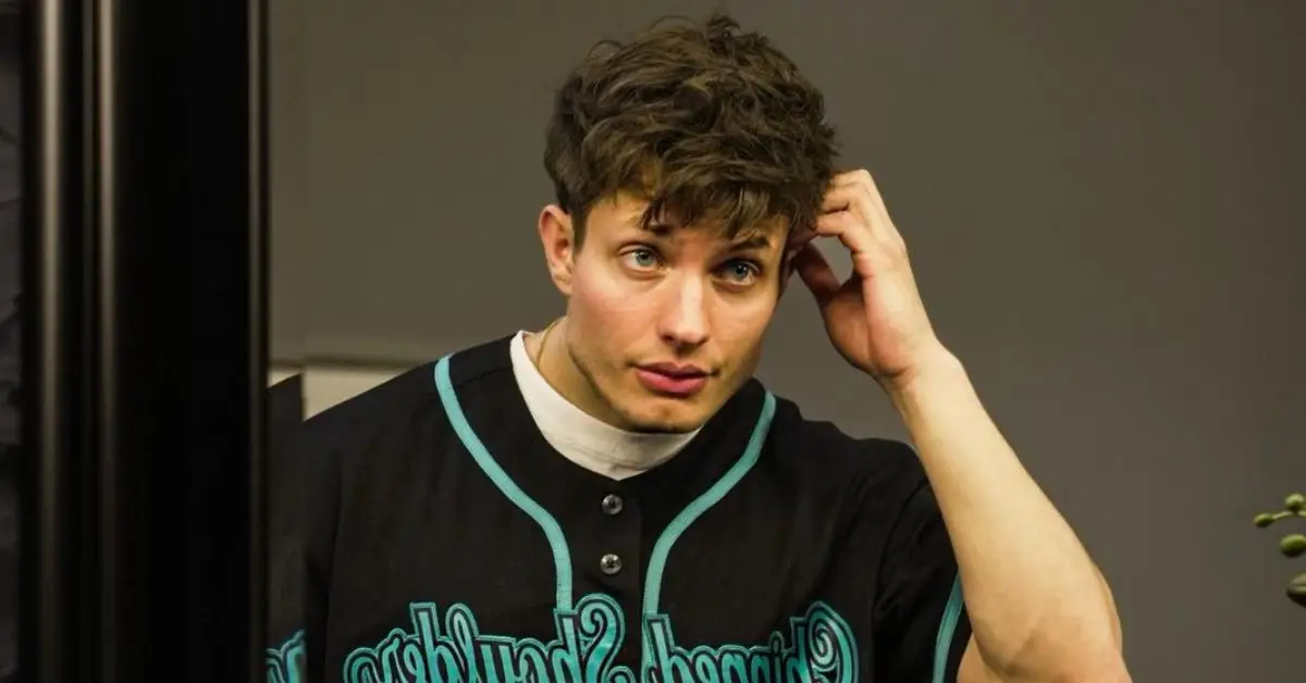 מאט רייף בודק את השיער שלו מחשבון האינסטגרם שלו