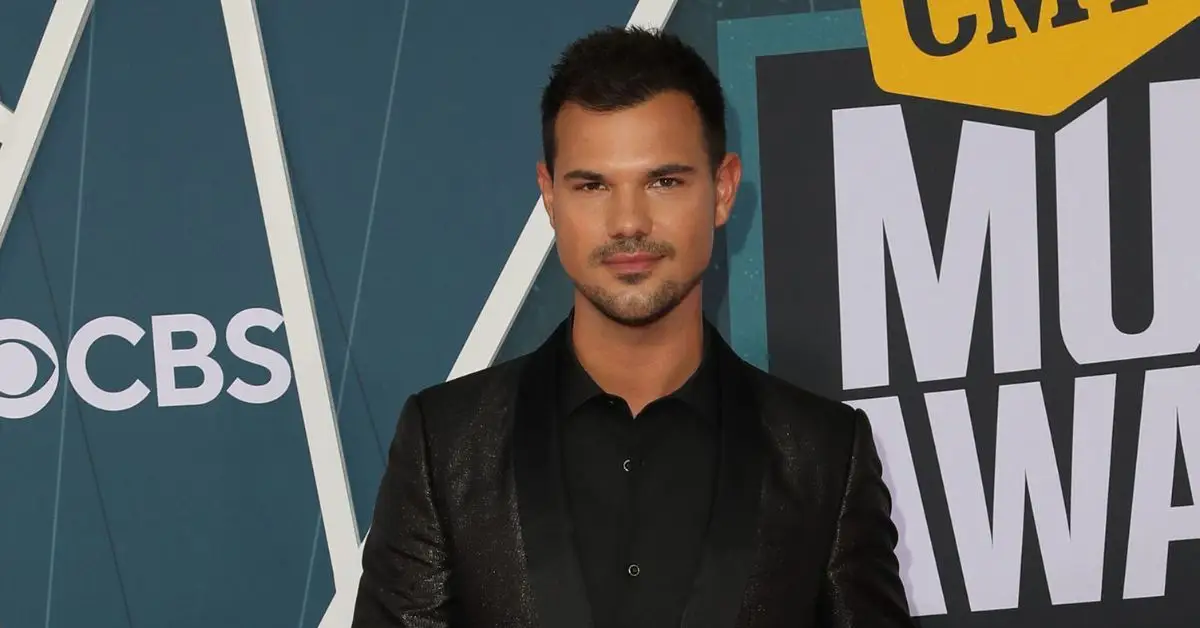 Taylor Lautner na gali rozdania nagród CMA Music Awards 2022