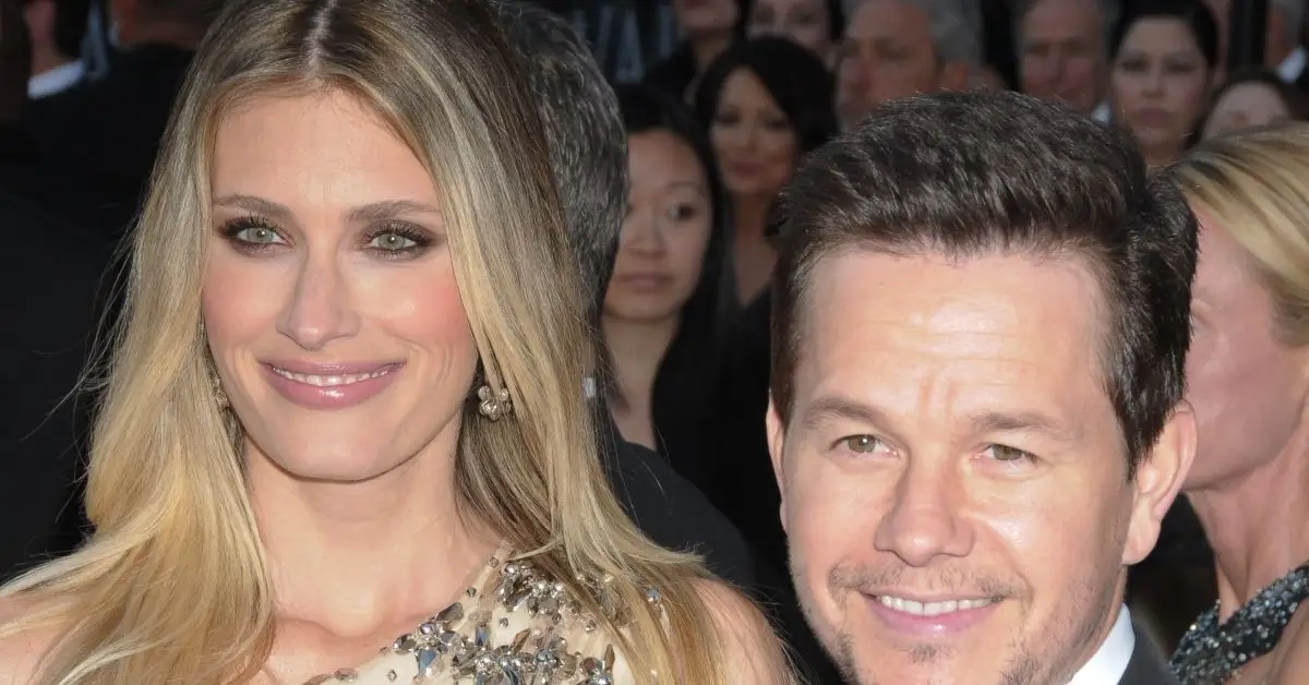 Mark Wahlberg y Rhea Durham asisten a la ceremonia de premiación