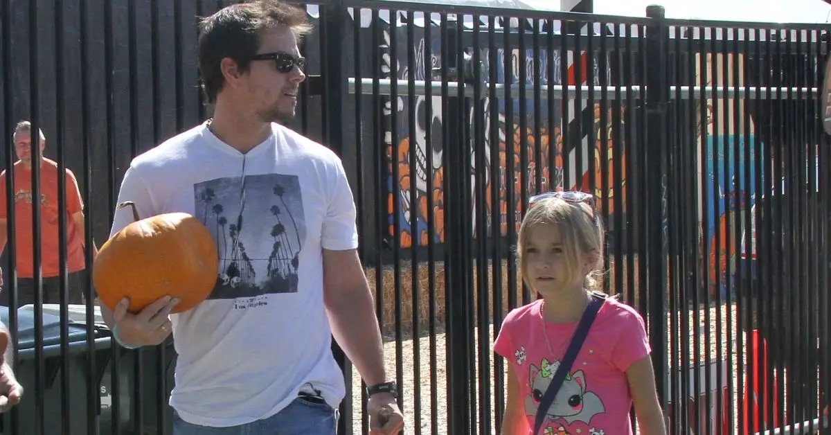 Mark Wahlberg en un huerto de calabazas con Ella Rae Wahlberg