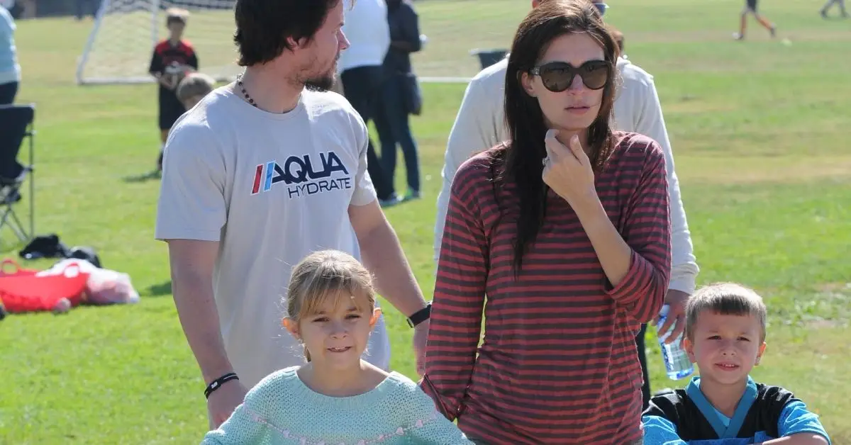 Mark Wahlberg, Rhea Durham y su hija Ella Rae Wahlberg afuera