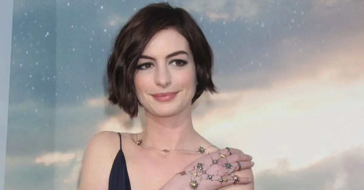 Anne Hathaway con la mano sulla spalla