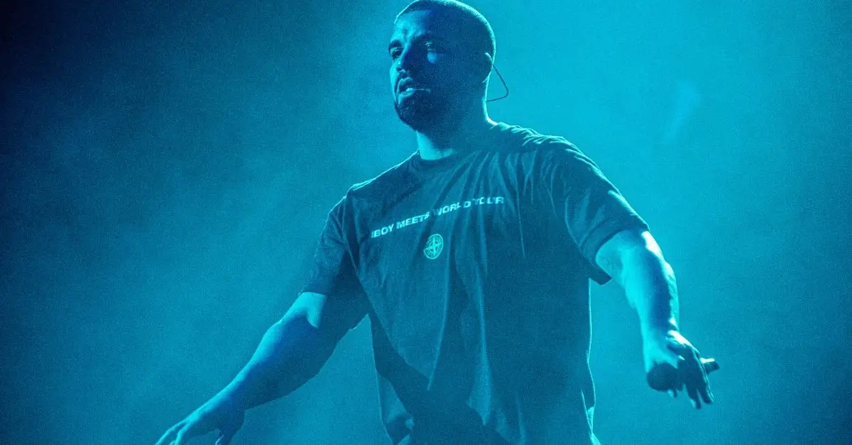 무대에서 노래하는 드레이크