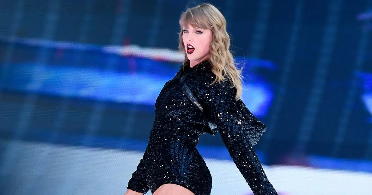 무대 위에서 검정색 옷을 입고 퍼포먼스를 펼치는 테일러 스위프트
