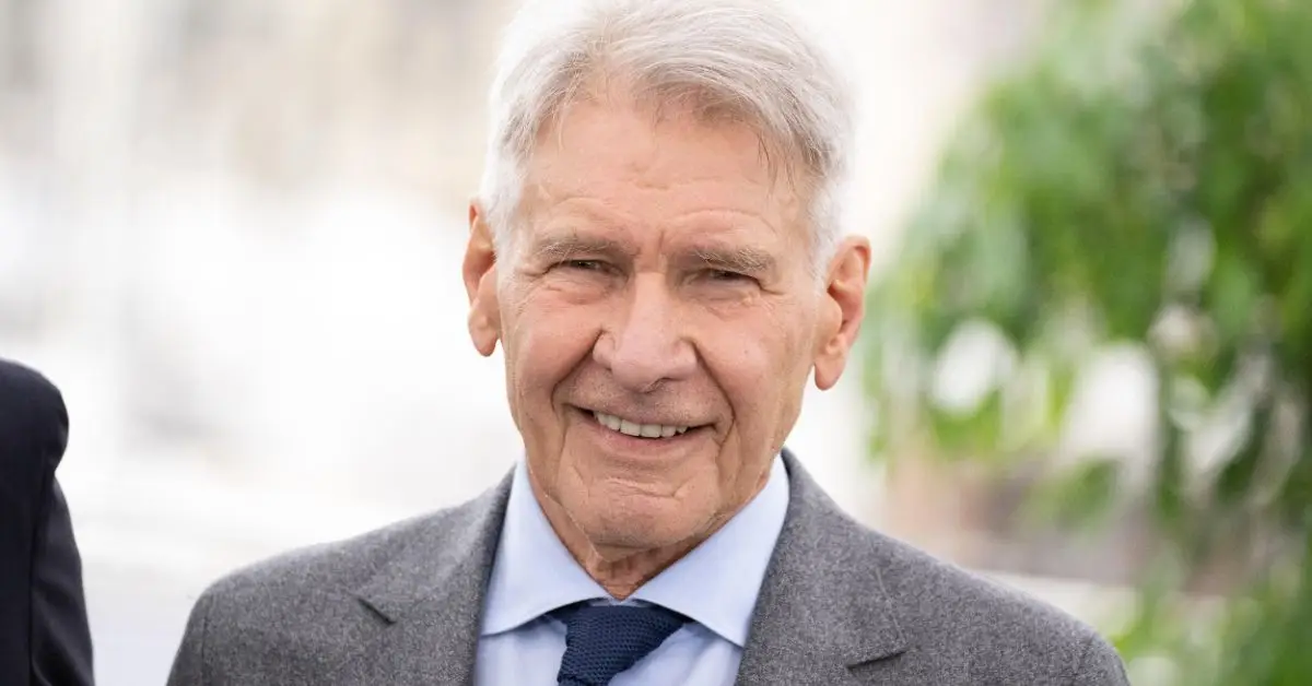 Harrison Ford indossa un abito grigio.