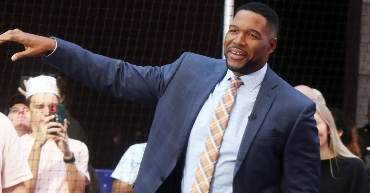 מייקל סטראהן מנגן על הסט של 'בוקר טוב אמריקה'.