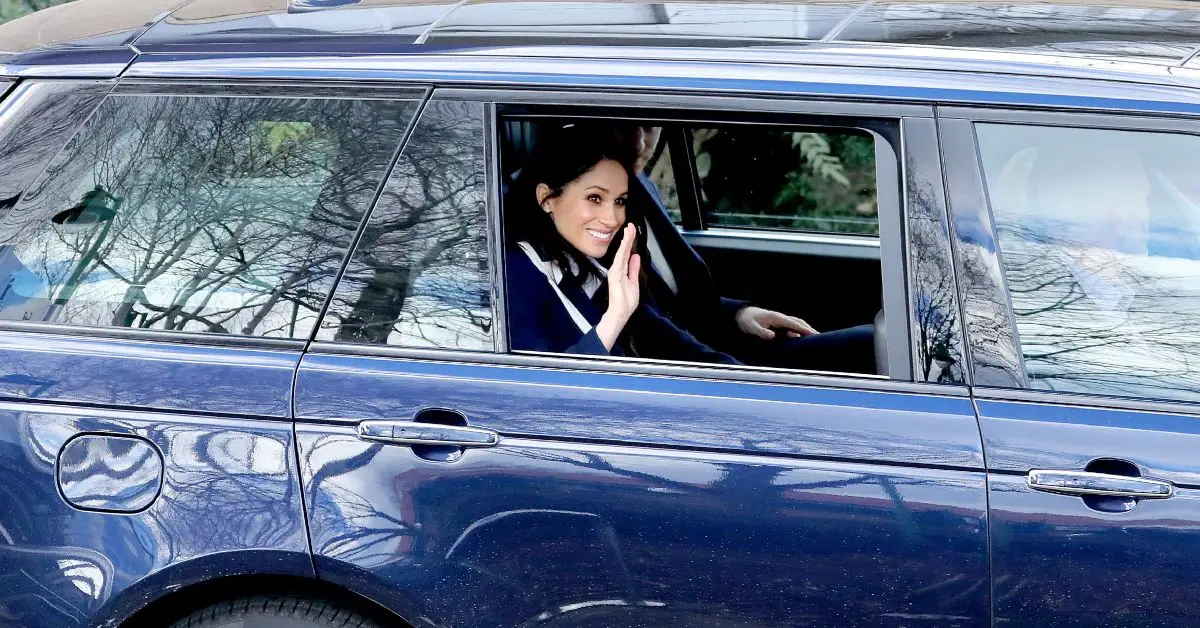 해리 왕자와 메건 마클이 차량 안에서 사진을 찍었습니다.