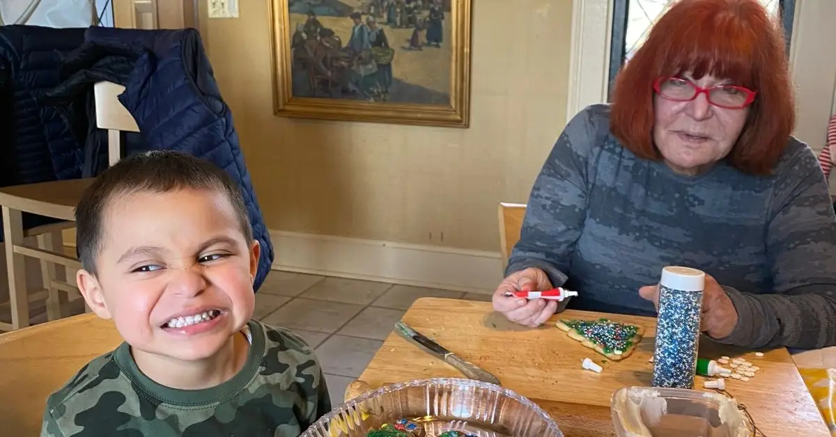 Dieťa, ktoré sa usmieva a sedí so Sally Jessy Raphael