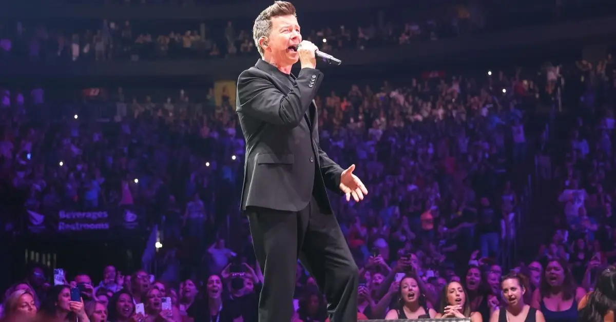 Rick Astley chante sur scène