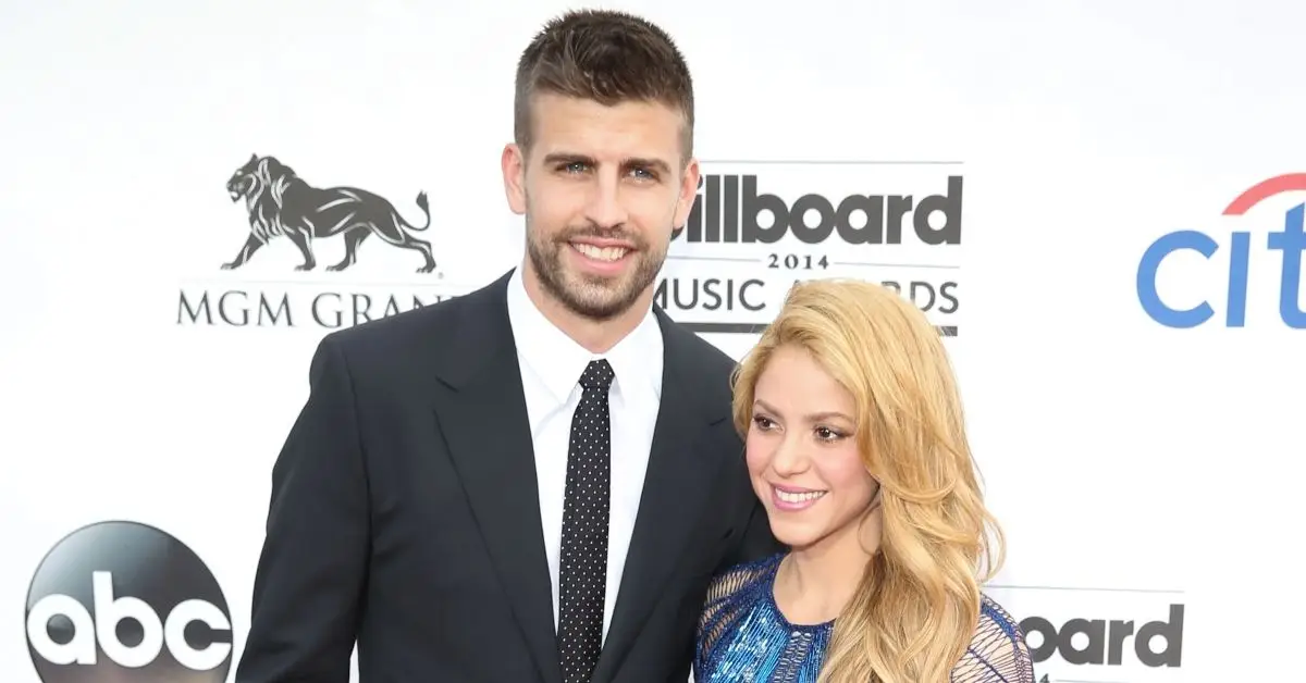 Gerard Piqué e Shakira posam para fotos
