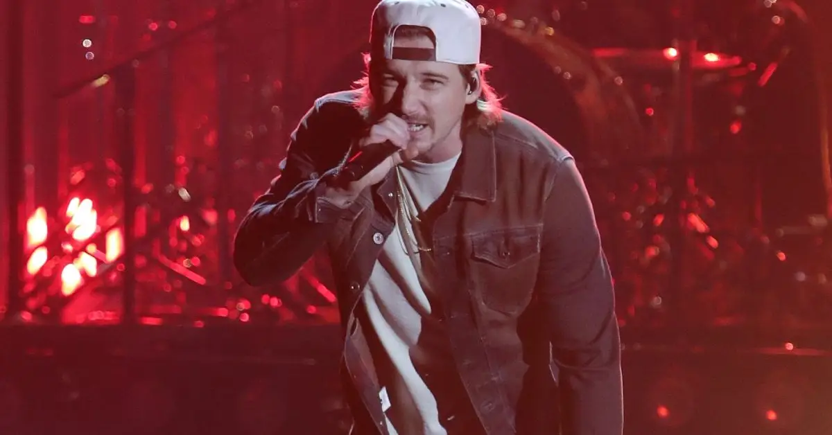 Morgan Wallen vystupuje na předávání cen