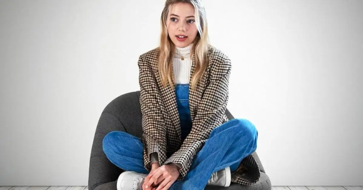 Grace Van Dien siedzi na krześle