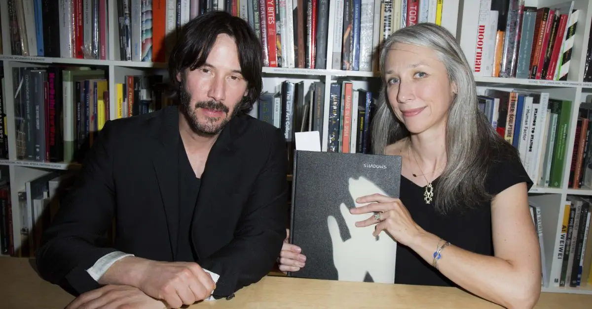 Keanu Reeves y Alexandra Grant en la firma de libros de su libro Shadows