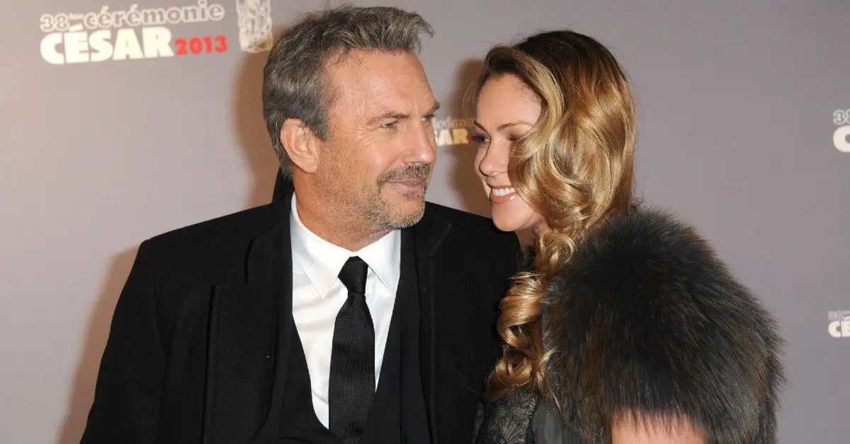 ケビン・コスナーとクリスティーン・バウムガートナーがレッドカーペットに登場