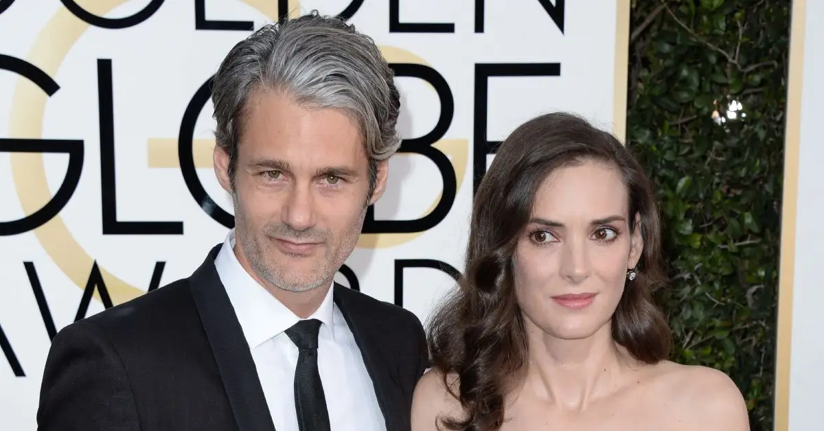 Winona Ryder a Scott Mackinlay Hahn bok po boku na Zlatých glóbech