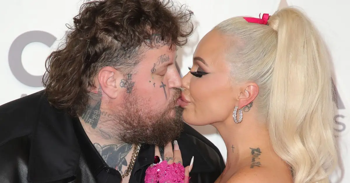 Jelly Roll und Bunnie XO küssen sich