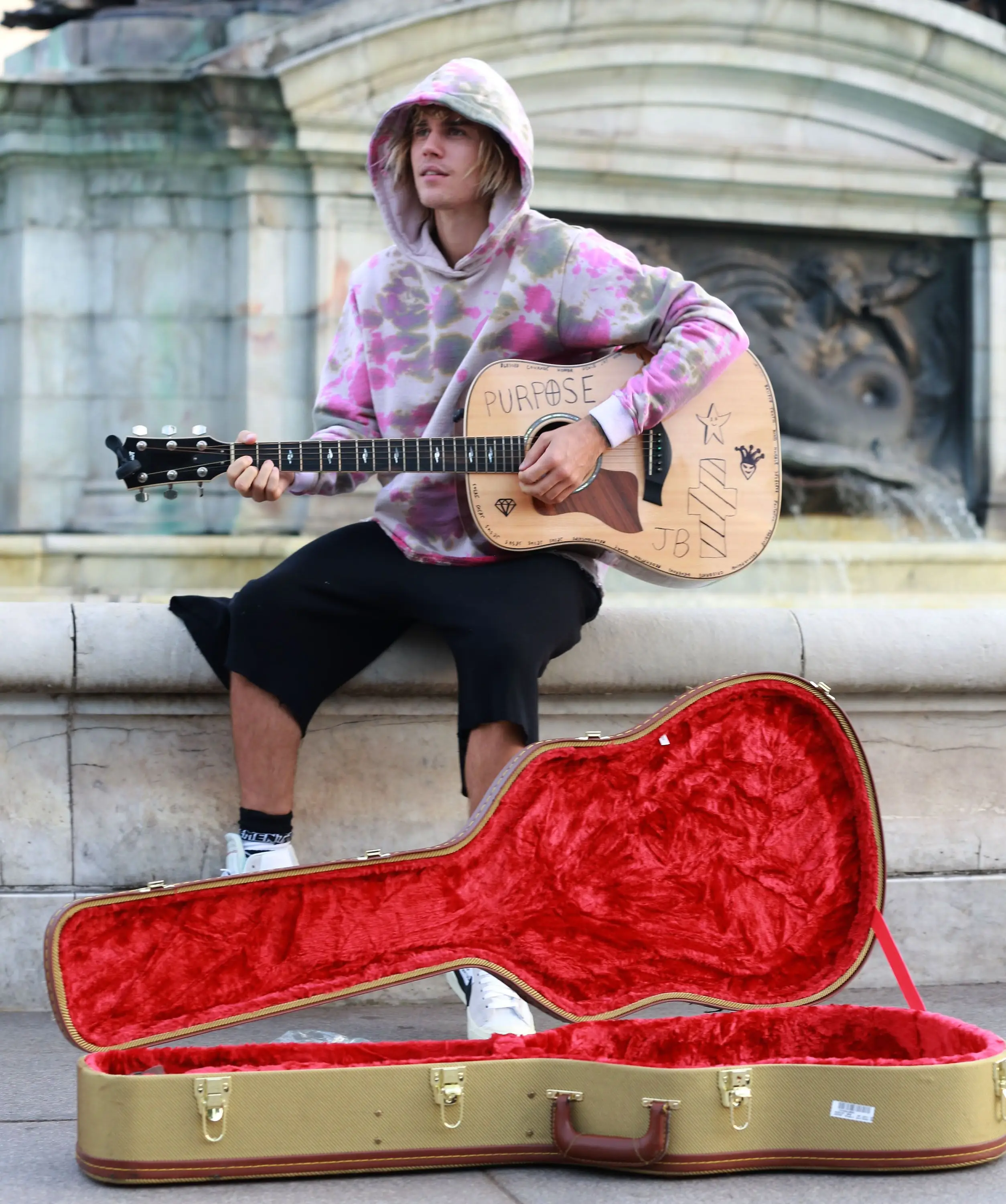 Justin Bieber photographié en train de jouer de la guitare à Londres, 2018.