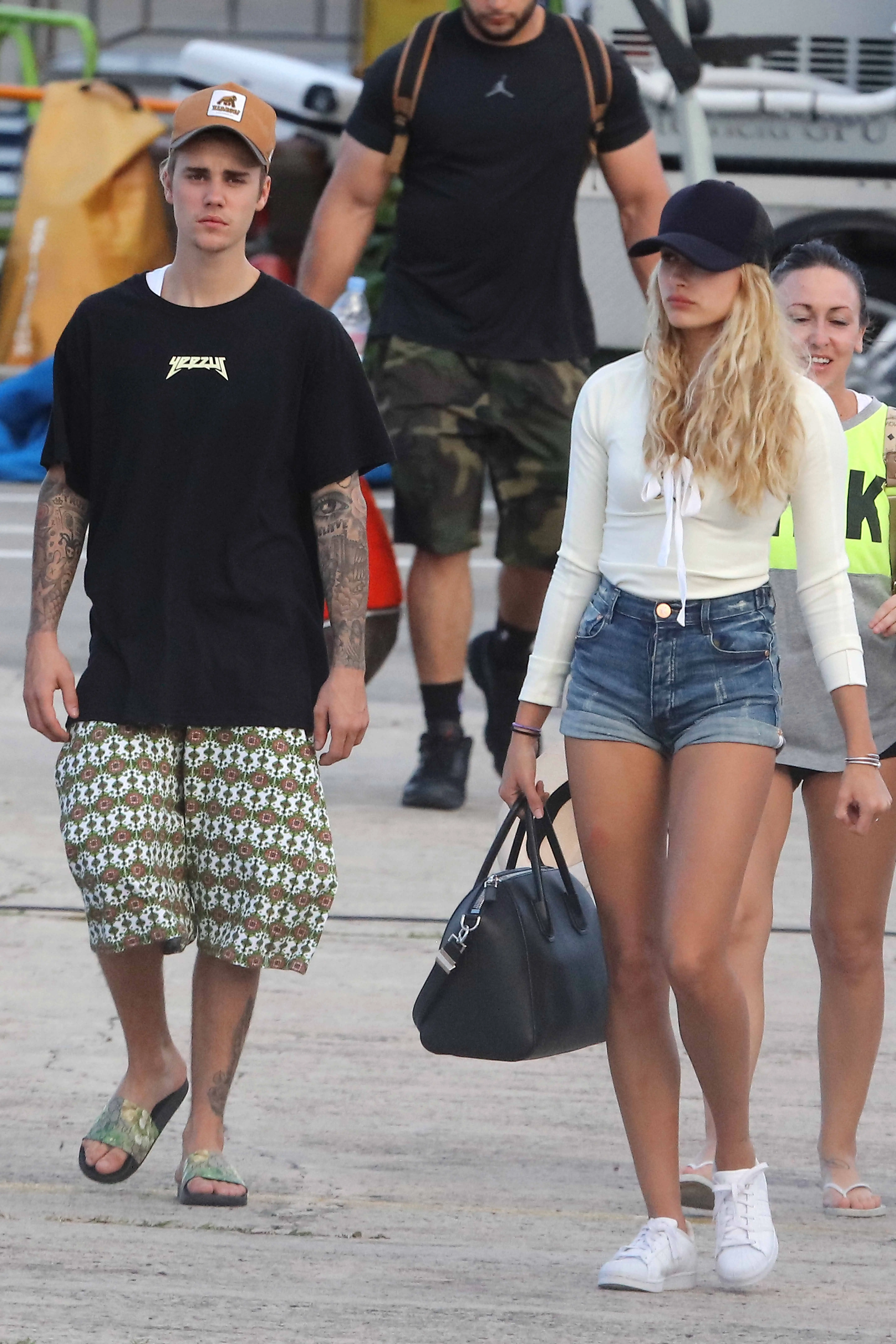 Justin et Hailey Bieber montent ensemble à bord d'un jet privé en 2015