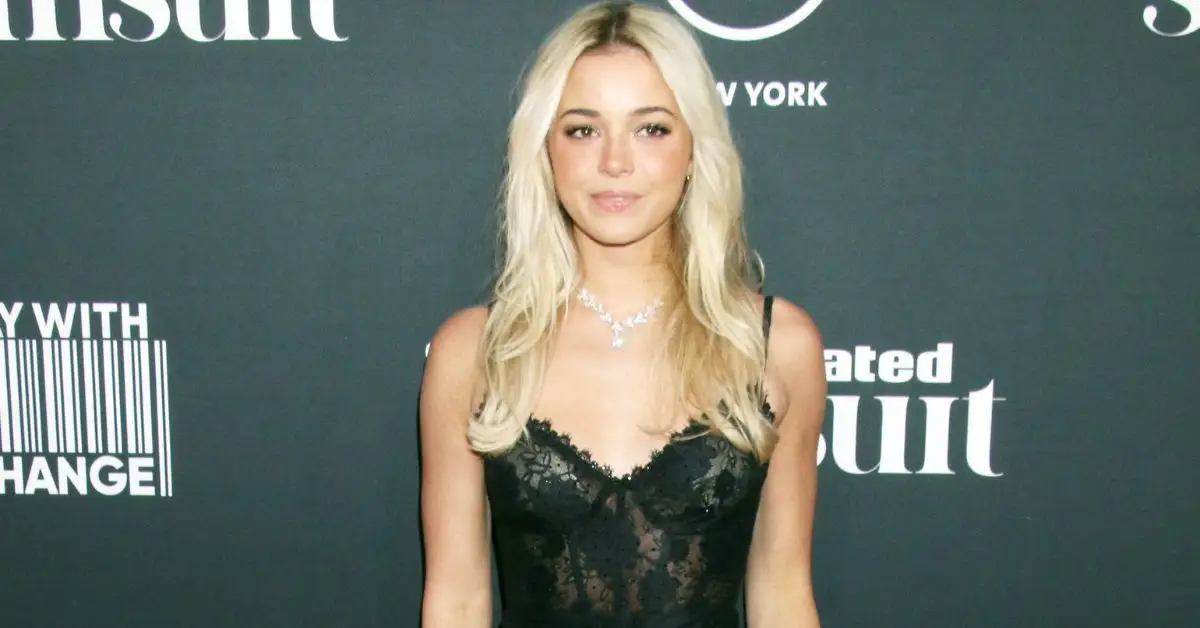 Olivia Dunne luciendo un vestido negro y posando para una foto