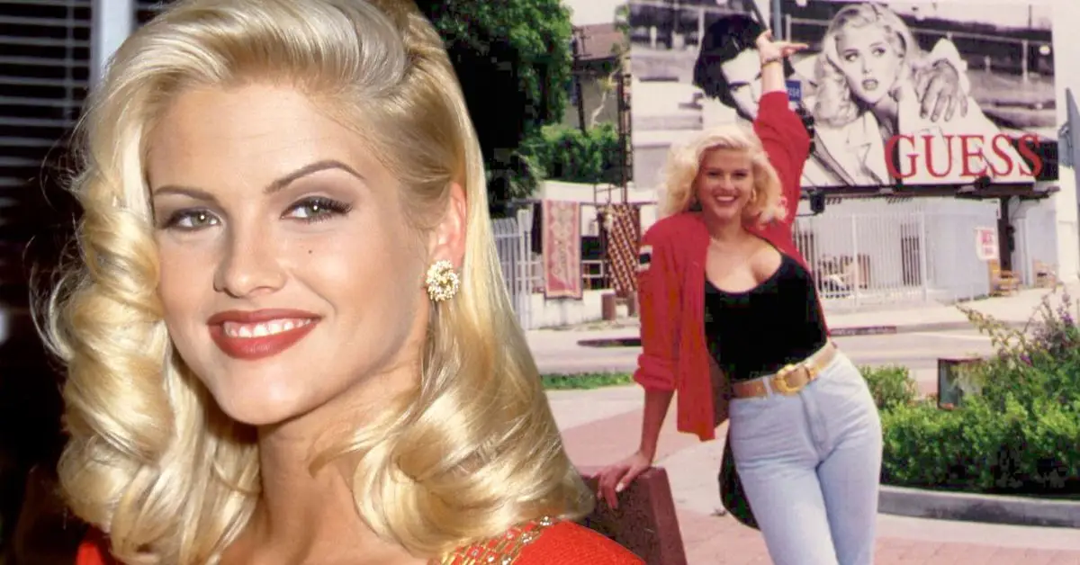 Due immagini affiancate di Anna Nicole Smith, una in cui guarda direttamente nella telecamera e un'altra in cui balla durante un evento.