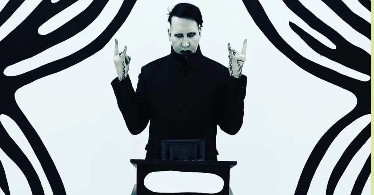 Marilyn Manson stoi przed niesamowitym tłem