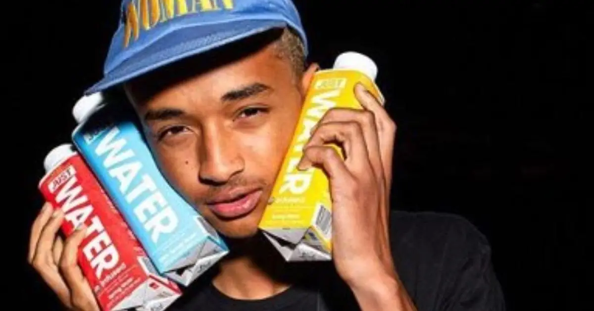 Jaden Smith posa con diversi prodotti JUST Water tramite Twitter