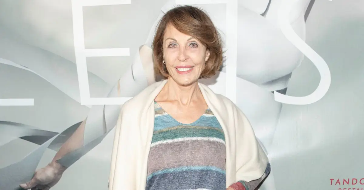 Shea Vaughn se usmívá